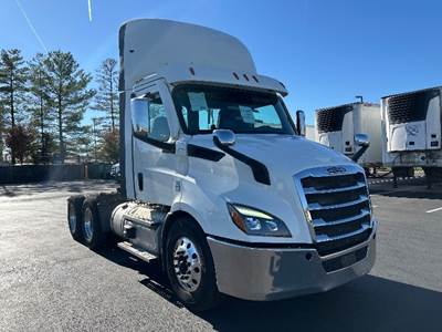 Freightliner Cascadia 116 Day Cab Truck - 470HP, 12 Speed Automatic