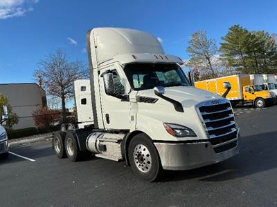 Freightliner Cascadia 116 Day Cab Truck - 470HP, 12 Speed Automatic