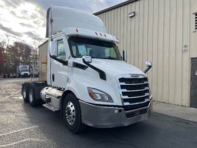 Freightliner Cascadia 116 Day Cab Truck - 470HP, 12 Speed Automatic