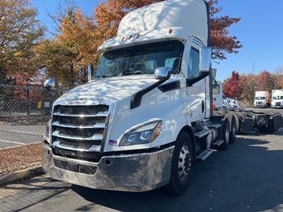Freightliner Cascadia 116 Day Cab Truck - 470HP, 12 Speed Automatic