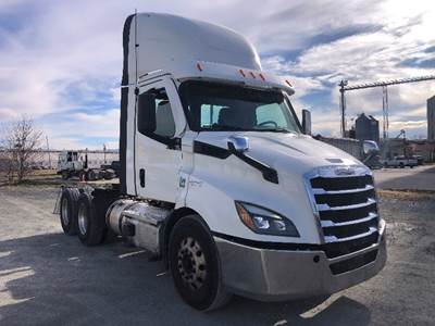 Freightliner Cascadia 116 Day Cab Truck - 470HP, 12 Speed Automatic