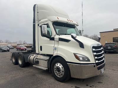 Freightliner Cascadia 116 Day Cab Truck - 470HP, 12 Speed Automatic