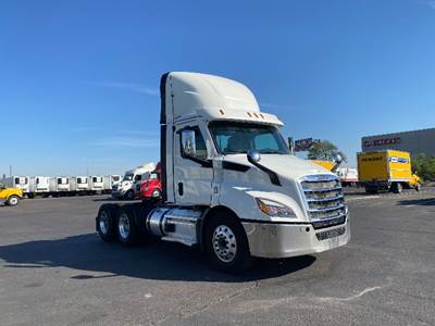 Freightliner Cascadia 116 Day Cab Truck - 470HP, 12 Speed Automatic
