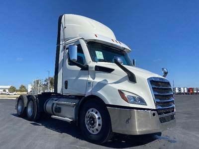 Freightliner Cascadia 116 Day Cab Truck - 470HP, 12 Speed Automatic