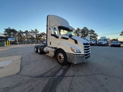 Freightliner Cascadia 116 Day Cab Truck - 470HP, 12 Speed Automatic