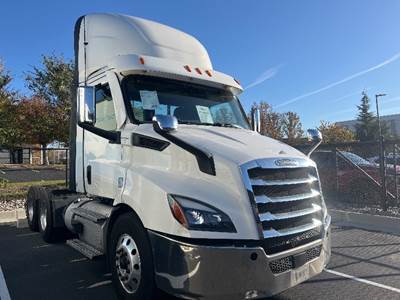 Freightliner Cascadia 116 Day Cab Truck - 470HP, 12 Speed Automatic