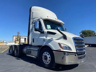 Freightliner Cascadia 116 Day Cab Truck - 470HP, 12 Speed Automatic