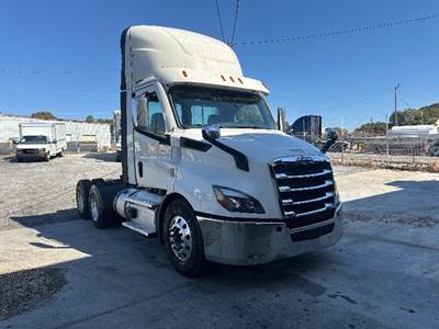 Freightliner Cascadia 116 Day Cab Truck - 470HP, 12 Speed Automatic