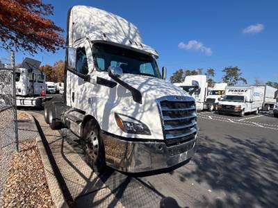 Freightliner Cascadia 116 Day Cab Truck - 470HP, 12 Speed Automatic