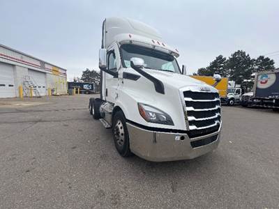 Freightliner Cascadia 116 Day Cab Truck - 470HP, 12 Speed Automatic