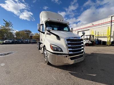 Freightliner Cascadia 116 Day Cab Truck - 470HP, 12 Speed Automatic