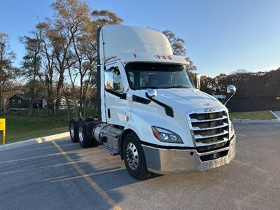 Freightliner Cascadia 116 Day Cab Truck - 470HP, 12 Speed Automatic