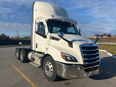 Freightliner Cascadia 116 Day Cab Truck - 470HP, 12 Speed Automatic