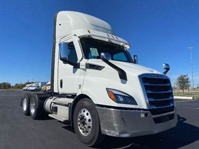 Freightliner Cascadia 116 Day Cab Truck - 470HP, 12 Speed Automatic