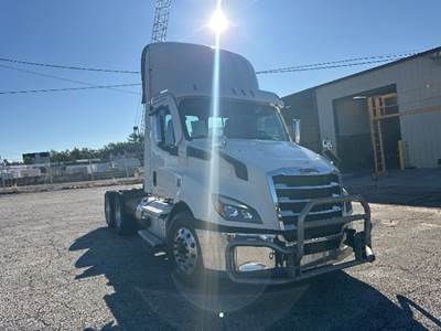 Freightliner Cascadia 116 Day Cab Truck - 470HP, 12 Speed Automatic
