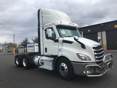 Freightliner Cascadia 116 Day Cab Truck - 470HP, 12 Speed Automatic
