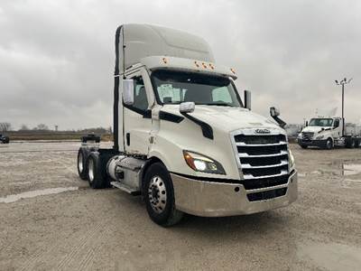 Freightliner Cascadia 116 Day Cab Truck - 470HP, 12 Speed Automatic