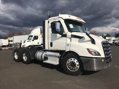 Freightliner Cascadia 116 Day Cab Truck - 470HP, 12 Speed Automatic