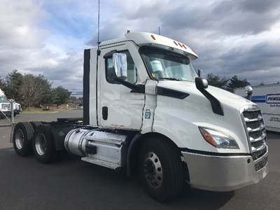 Freightliner Cascadia 116 Day Cab Truck - 470HP, 12 Speed Automatic