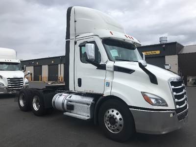 Freightliner Cascadia 116 Day Cab Truck - 470HP, 12 Speed Automatic