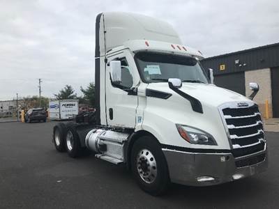 Freightliner Cascadia 116 Day Cab Truck - 470HP, 12 Speed Automatic