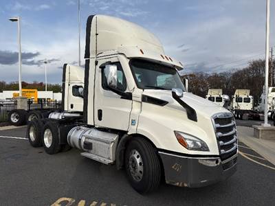 Freightliner Cascadia 116 Day Cab Truck - 470HP, 12 Speed Automatic