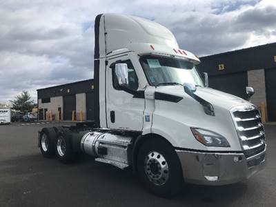 Freightliner Cascadia 116 Day Cab Truck - 470HP, 12 Speed Automatic