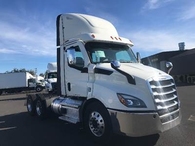 Freightliner Cascadia 116 Day Cab Truck - 470HP, 12 Speed Automatic