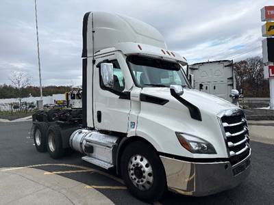 Freightliner Cascadia 116 Day Cab Truck - 470HP, 12 Speed Automatic
