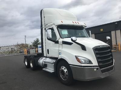 Freightliner Cascadia 116 Day Cab Truck - 470HP, 12 Speed Automatic