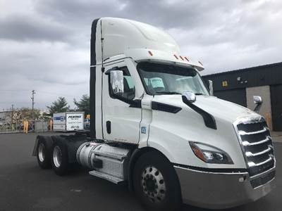 Freightliner Cascadia 116 Day Cab Truck - 470HP, 12 Speed Automatic