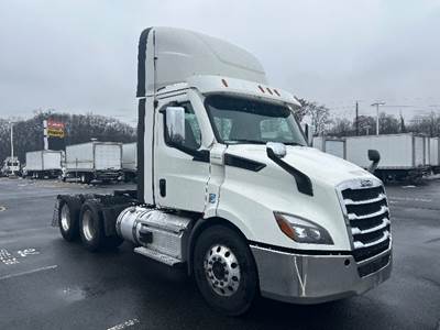 Freightliner Cascadia 116 Day Cab Truck - 470HP, 12 Speed Automatic