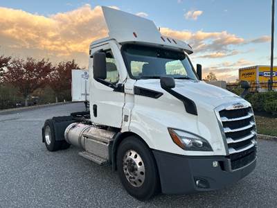 Freightliner Cascadia 116 Single Axle Day Cab Truck - 450HP, 12 Speed Automatic