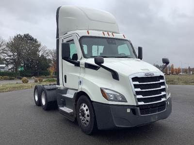 Freightliner Cascadia 116 Day Cab Truck - 470HP, 12 Speed Automatic