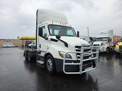 Freightliner Cascadia 116 Day Cab Truck - 470HP, 12 Speed Automatic