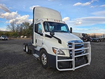 Freightliner Cascadia 116 Day Cab Truck - 470HP, 12 Speed Automatic