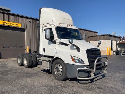 Freightliner Cascadia 116 Day Cab Truck - 410HP, 12 Speed Automatic