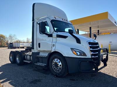 Freightliner Cascadia 116 Day Cab Truck - 450HP, 12 Speed Automatic
