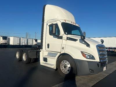 Freightliner Cascadia 116 Day Cab Truck - 450HP, 12 Speed Automatic