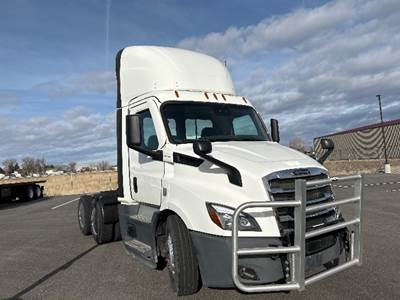 Freightliner Cascadia 116 Day Cab Truck - 470HP, 12 Speed Automatic