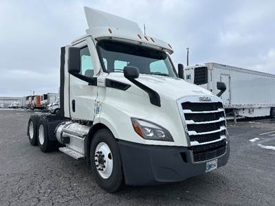 Freightliner Cascadia 116 Day Cab Truck - 450HP, 12 Speed Automatic