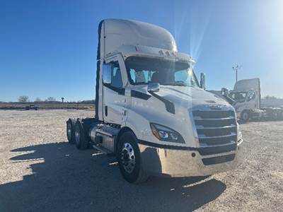 Freightliner Cascadia 116 Day Cab Truck - 470HP, 12 Speed Automatic