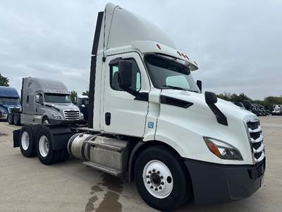 Freightliner Cascadia 116 Day Cab Truck - 450HP, 12 Speed Automatic