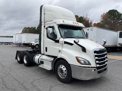 Freightliner Cascadia 116 Day Cab Truck - 470HP, 12 Speed Automatic