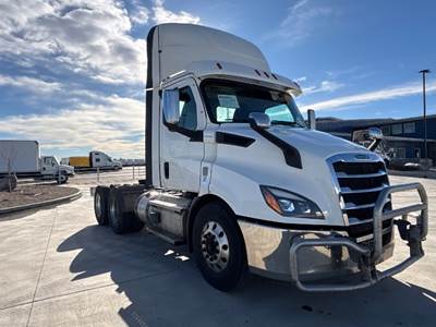 Freightliner Cascadia 116 Day Cab Truck - 470HP, 12 Speed Automatic
