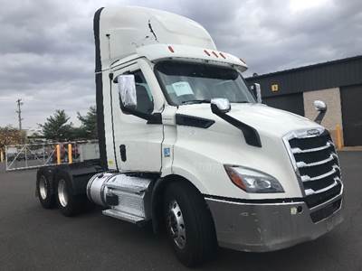 Freightliner Cascadia 116 Day Cab Truck - 470HP, 12 Speed Automatic