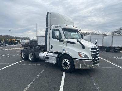 Freightliner Cascadia 116 Day Cab Truck - 470HP, 12 Speed Automatic