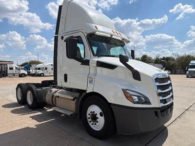 Freightliner Cascadia 116 Day Cab Truck - 450HP, 12 Speed Automatic