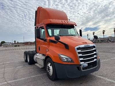 Freightliner Cascadia 116 Day Cab Truck - 450HP, 12 Speed Automatic