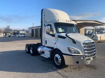 Freightliner Cascadia 116 Day Cab Truck - 470HP, 12 Speed Automatic